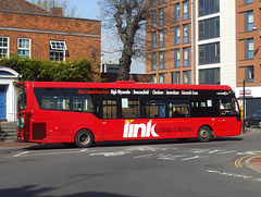 DSCF6702 Carousel Buses (Go Ahead Group) 401 (SM65 HWC) in Reading - 5 Apr 2017.