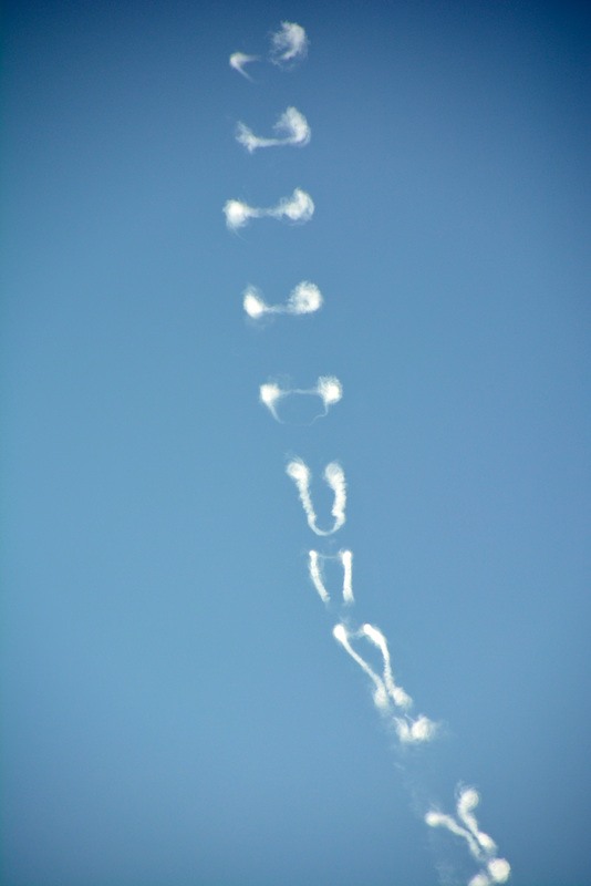 Vapour trails disappearing