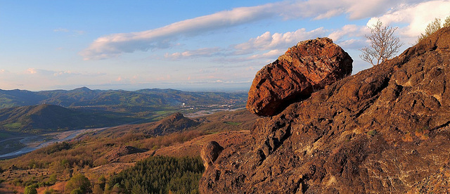 Inquietante masso di ofiolite incombe sulla sottostante Val Taro, dalle pendici del Monte Zirone (Corniana)