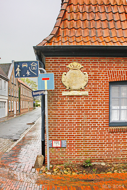 Glückstadt, eine Hausecke im Regen