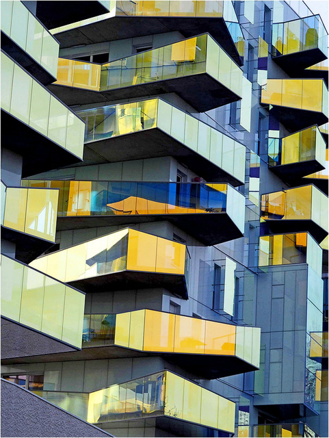 Façade avec balcons colorés 2/3 - les balcons