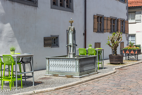 einer der gußeisernen Brunnen der Stadt Wangen in der Zunfthausgasse