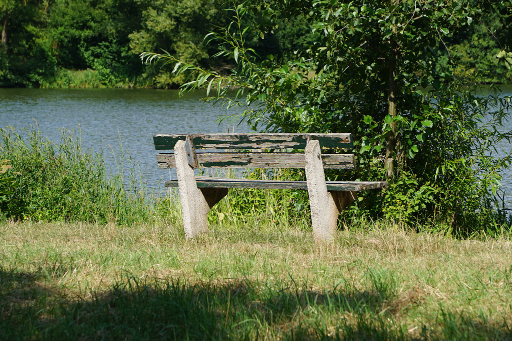 Leere Bank in der Mittagshitze