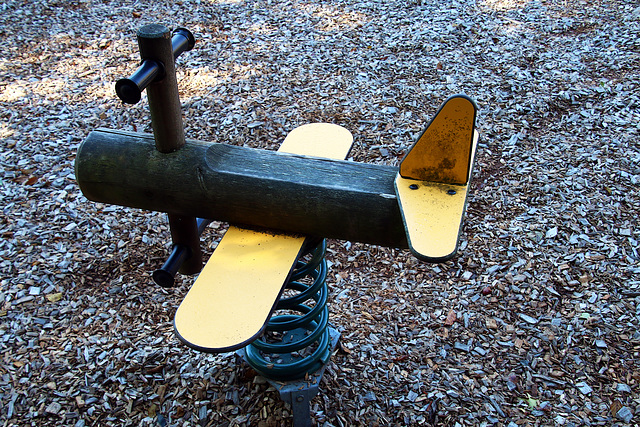 Le tout premier prototype d'avion monoplace à l'essai sur les aires de jeux . Le tout premier prototype d'avion monoplace à l'essai sur les aires de jeux .