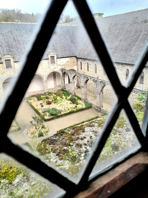 Le cloître de l'abbaye de Léhon(22) ,   vu depuis les combles du dortoir des moines .