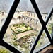 Le cloître de l'abbaye de Léhon(22) ,   vu depuis les combles du dortoir des moines .