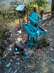 S'agenouiller parmi les déchets pour prier.....(Laos)