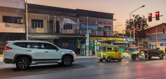 Trois véhicules singuliers au feu rouge / Three vehicles looking differently