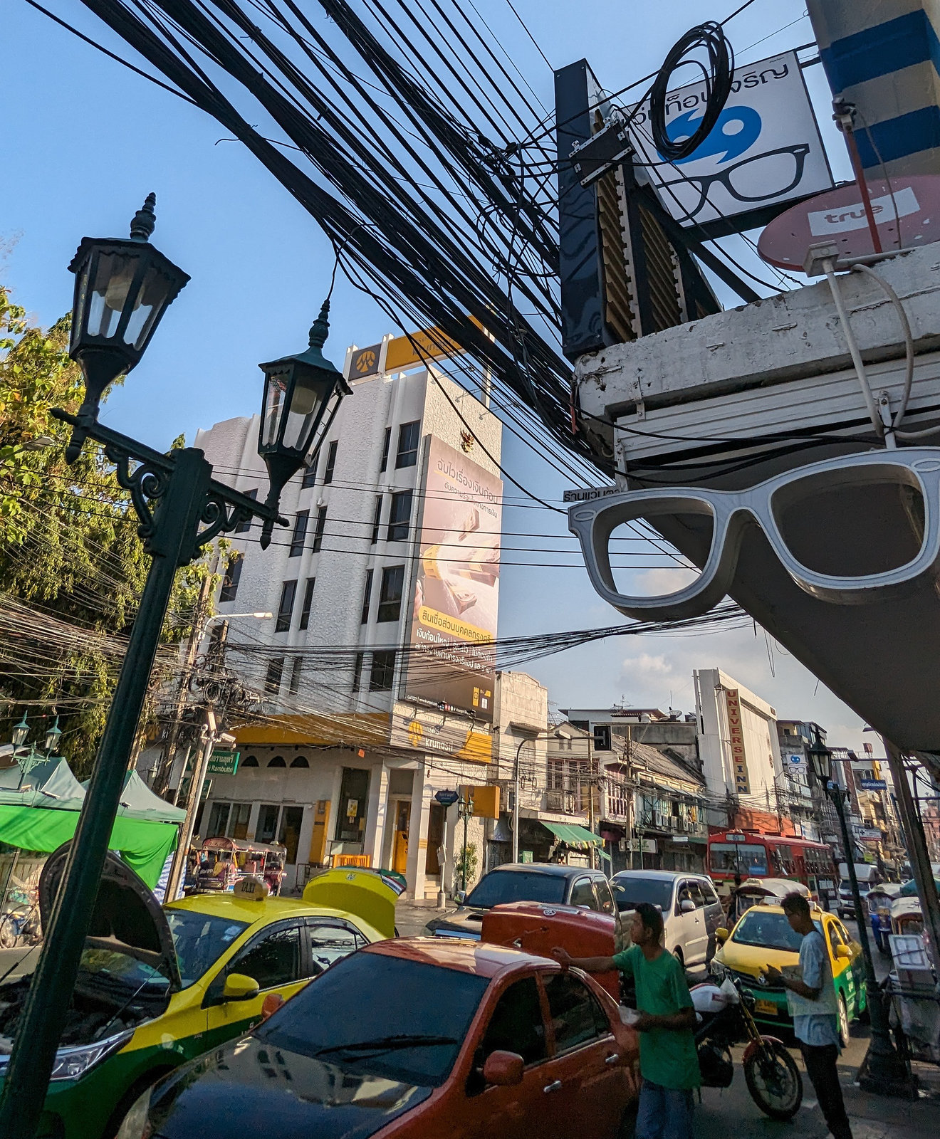 Lunettes et lampadaire / Street lamp et gigantic glasses