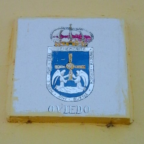 Le blason de Oviedo orne une maison à Villar de Mazarife (Castille-et-León, Espagne)