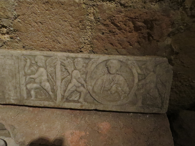 Abbaye Saint-Victor : élément de sarcophage tardo-antique.