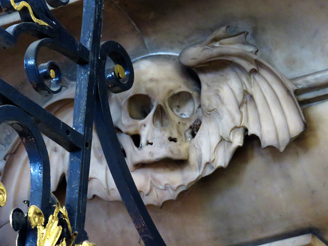 derby cathedral (44)skull on c17 tomb of hugh bateman +1682, attrib to gibbons and quellin