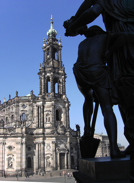 061 Dresden - Blick von der Tageszeitentreppe zur Hofkirche