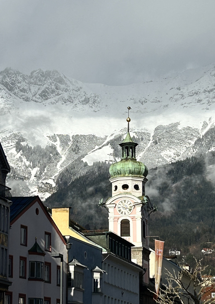 Kirchturm der Spitalskirche mit Nordkette.