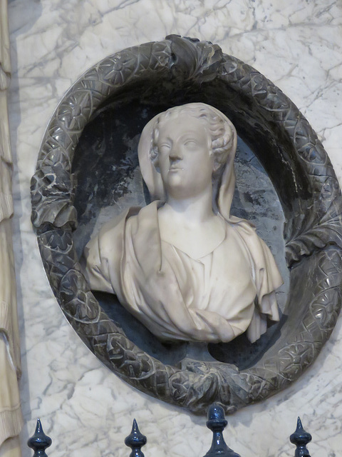 derby cathedral (38)c18 tomb of thomas chambers +1726 and wife +1735  with busts by roubiliac and iron railings by bakewell