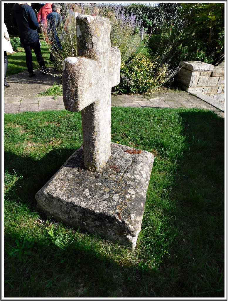 La croix près de l'église d'Yvignac laTour (22)