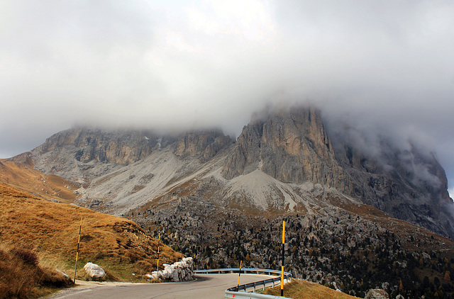 Frühnebel über den Dolomiten