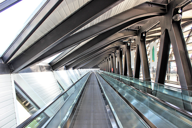 Lyon Saint-Exupéry (69) 8 avril 2015. La liaison gare-SNCF / aéroport.