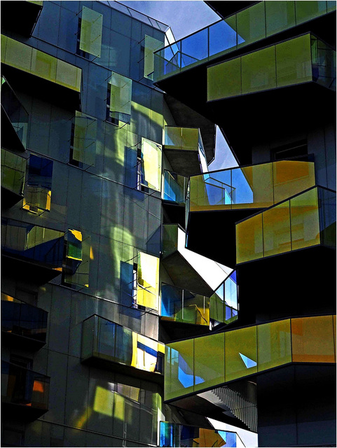 Façade avec balcons colorés 3/3 - abstraction