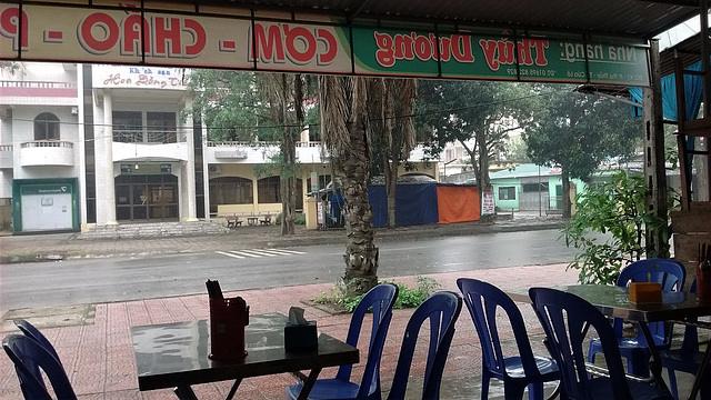 Repas du midi sous la pluie vietnamienne