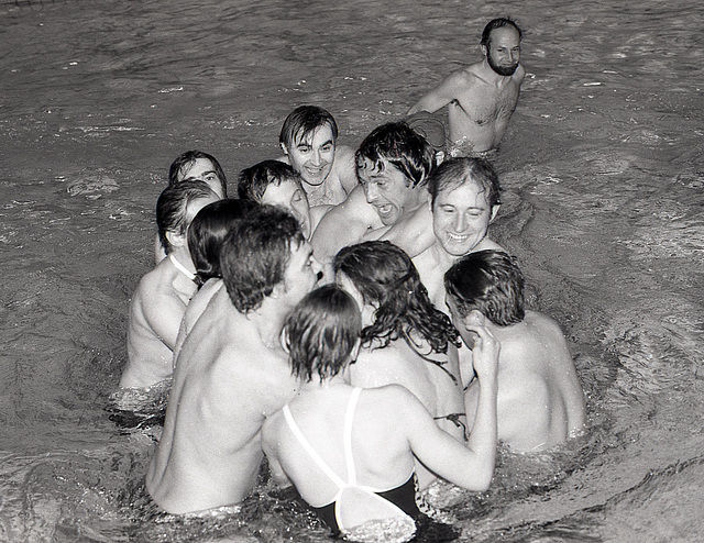 Club de natation du vendredi soir , groupe adultes , année 1976-77 Aucun mort n'est à déplorer .