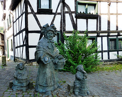 DE - Adenau - Statuen am Buttermarkt