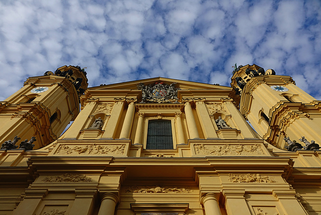 Blau-Weißer Schäfchenhimmel in Landesfarben