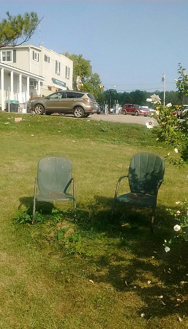 Chaises rustiques pour une pause ombragée