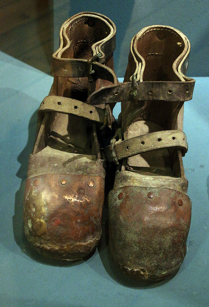 Paire de souliers à semelles de plomb .