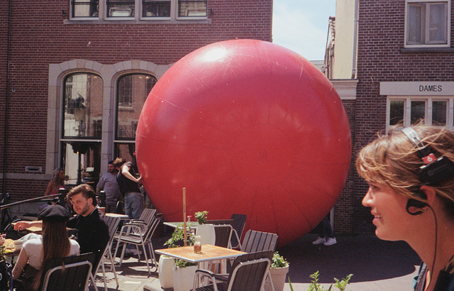Mit einem Ball durch die Innenstadt