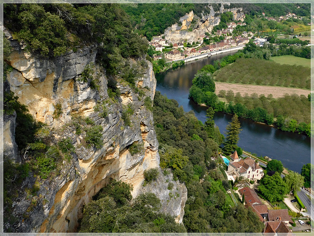 Vue depuis les jardins de Marqueysac (24) vers la Dordogne et la Roque Gageac