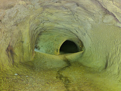 In einer Trasshöhle