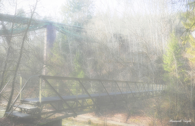 Steg über die Wutach darüber Brücke von der Sauschwänzle Bahn