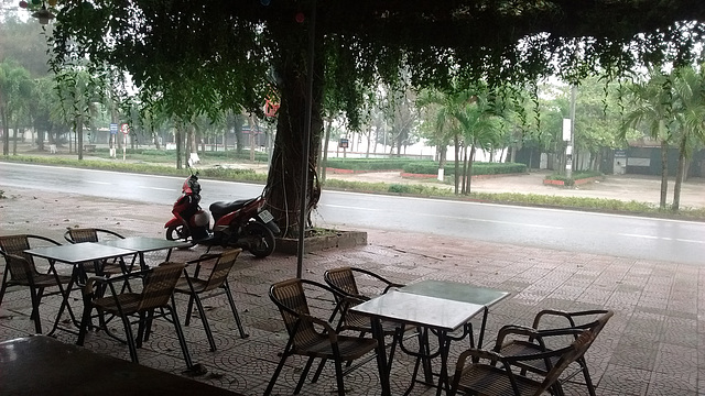 Boire un café vietnamien avec vue sur la pluie