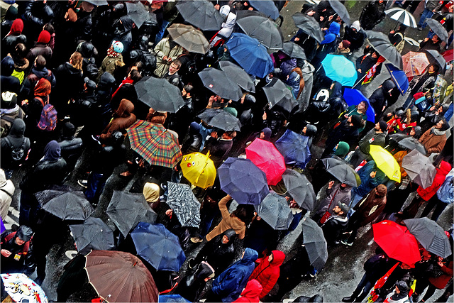 Une manif, des parapluies et un pépin