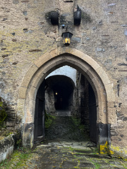 Zugang zum Hof von Schloss Bürresheim  - St. Johann/Mayen (3 x PiP)