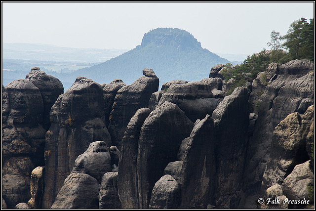 Der Lilienstein hinter der Schrammsteinkette