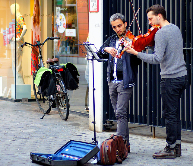 .... un vélo , deux violons ...