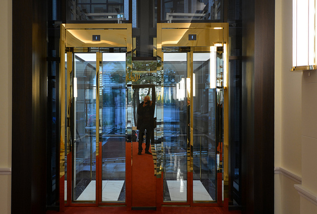 Vor dem Lift im Eingangsbereich (PiP)