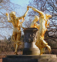 Mozartbrunnen im Blüherpark Dresden - Mozartfonto en la 'Blüherparko' Dresdeno