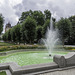 Brunnen mit der 'Skulptur eines Mädchens' vor dem Elisabethbad - mit Blick auf den Smetana Park  (© Buelipix)