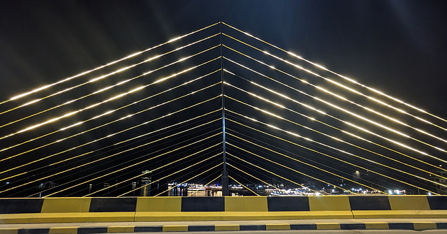 Symétrie de pont nocturne / Night-time bridge symmetry