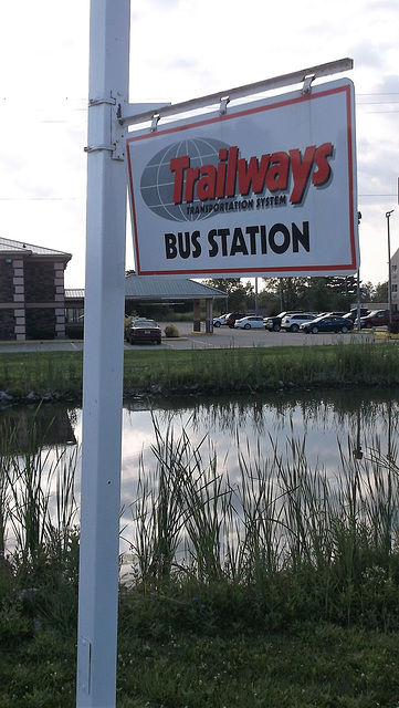 Trailways bus station et son étang
