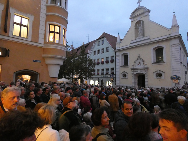 Menschen warten...