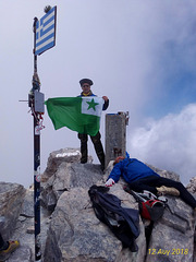 Mi kun Esperanto flago sur la monto Olimpo.