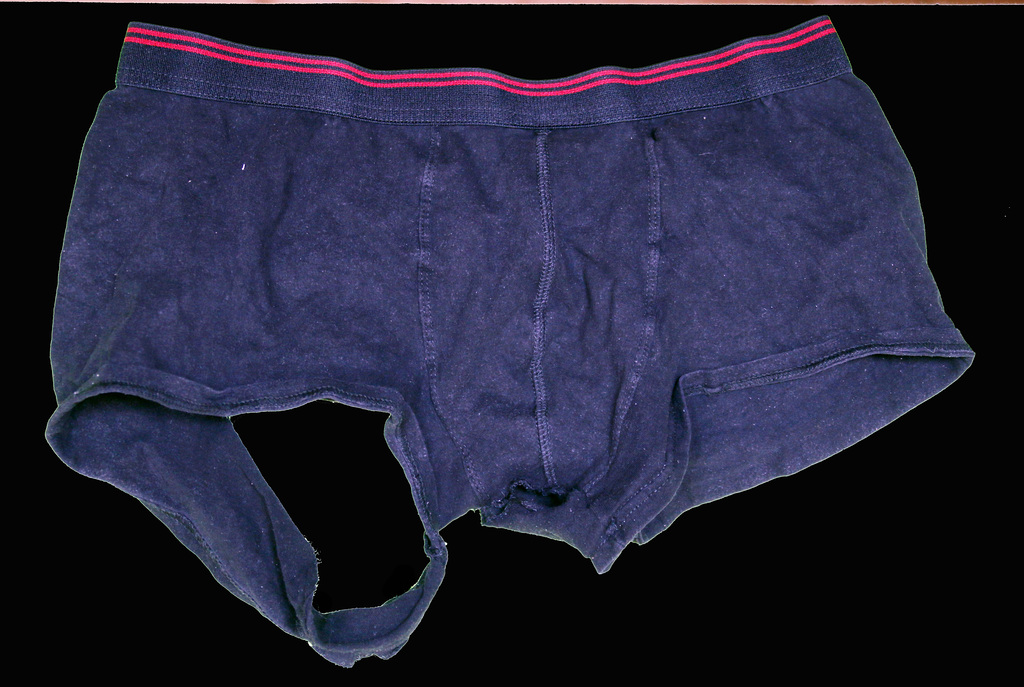 Tu es fétichiste et riche , achète mon slip préféré porté depuis ma naissance et jamais lavé .