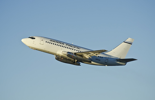 Sierra Pacific Airlines Boeing 737 N703S