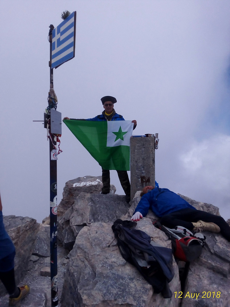 Mi kun Esperanto flago sur la monto Olimpo.