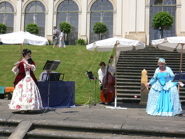 28  Das >Kurfürstlich- Sächsische Barockensemble< musiziert beim Parkfest in Großsedlitz