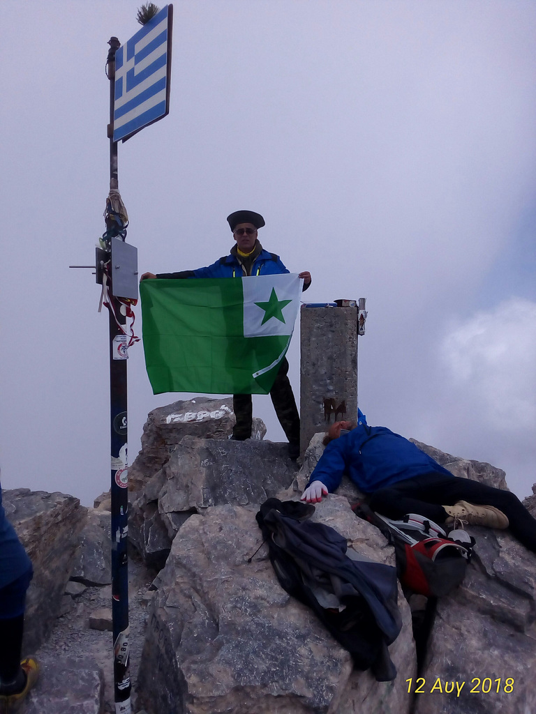 Mi kun Esperanto flago sur la monto Olimpo.